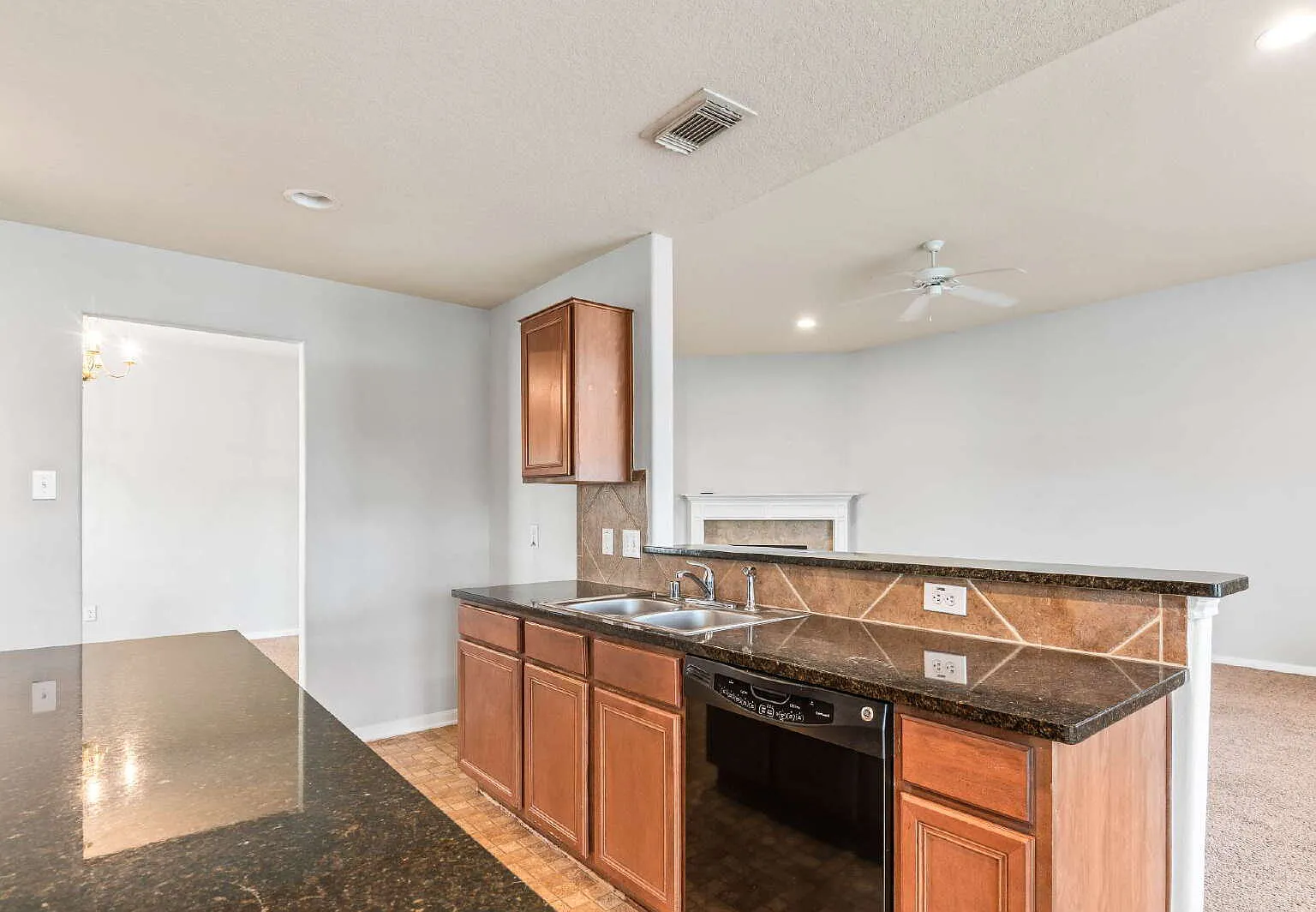 3 bed, 2.0 bath, 2319 sqft, $2,275 — Photo 3