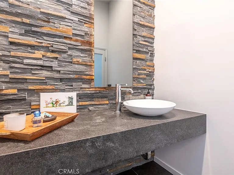 15626 Royal Ridge Rd — Photo 18