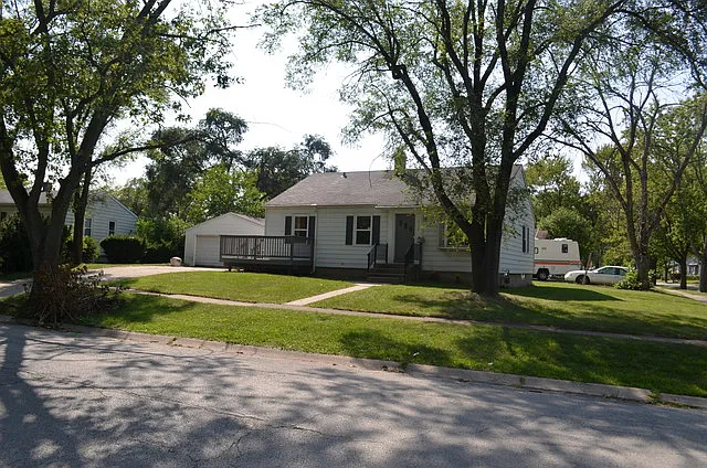 22154 Merrill Ave photo 1