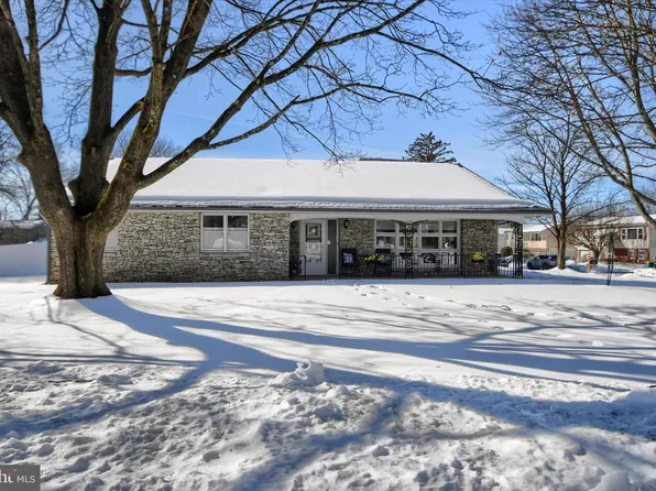 1001 Lakeview Ter, Pennsburg, PA 18073