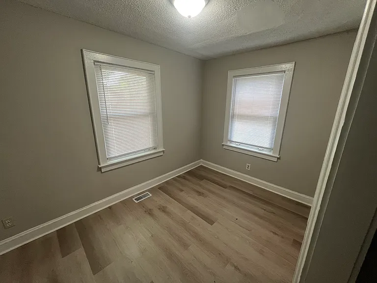 1107 W Davidson Ave — Photo 9