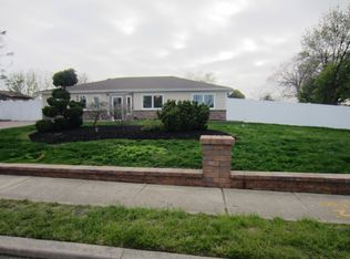 2 E Gate Ln, Copiague, NY 11726
