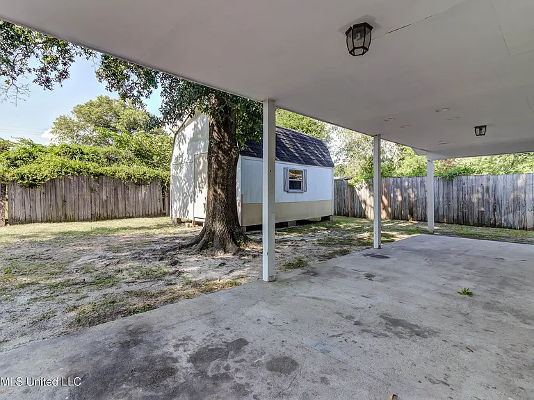 2323 Middlecoff Dr — Photo 34