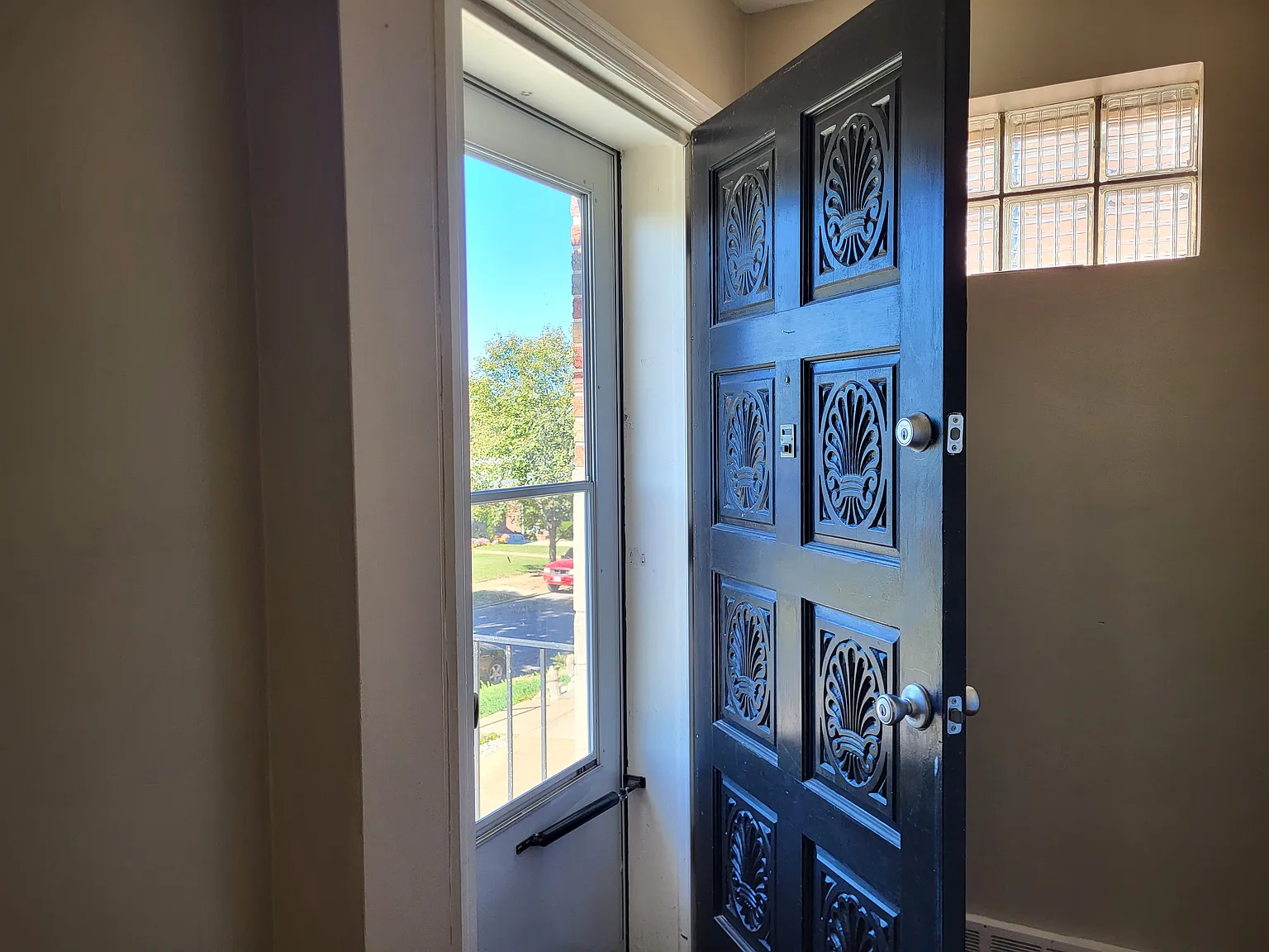 3 bed, 1638 sqft, $2,400 — Photo 2