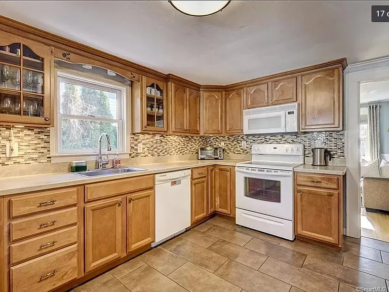 168 Roseleah Ave — Photo 10