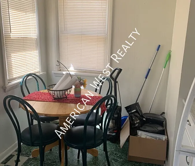 214 N Bernard St — Photo 4