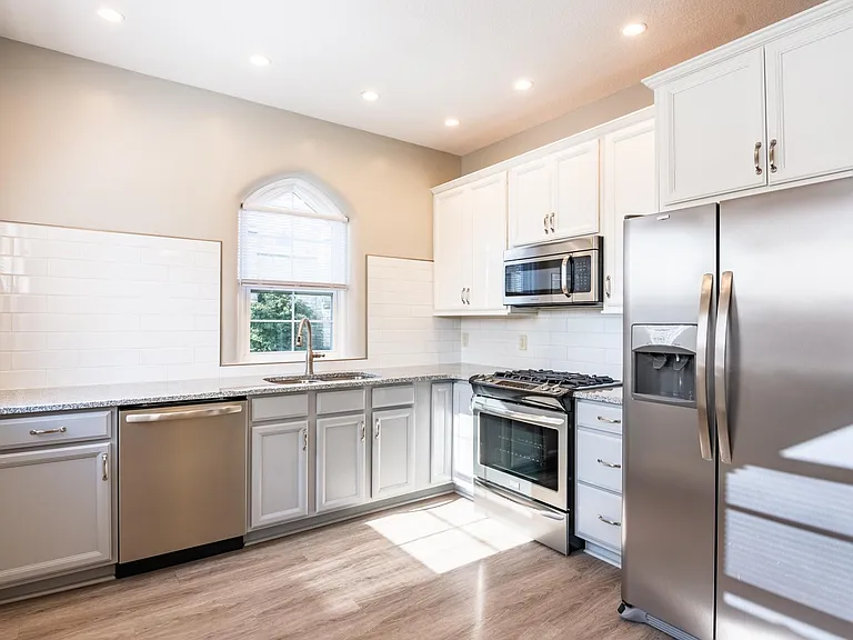 535 W Berry St #2 — Photo 3