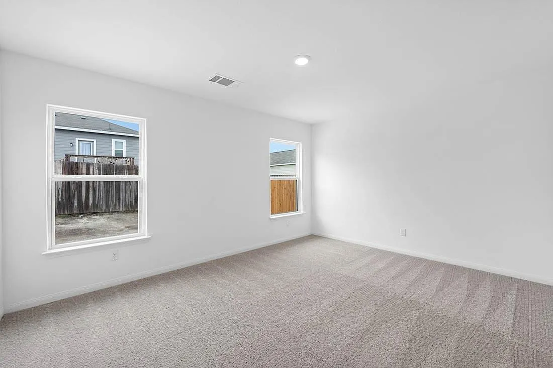 3 bed, 2.0 bath, 1305 sqft, $2,145 — Photo 3