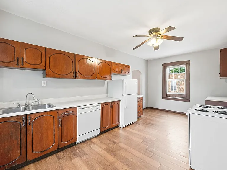 511 W Schirmer St — Photo 17