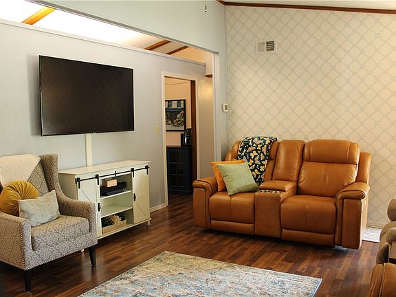 4th image of 725 Park Pl