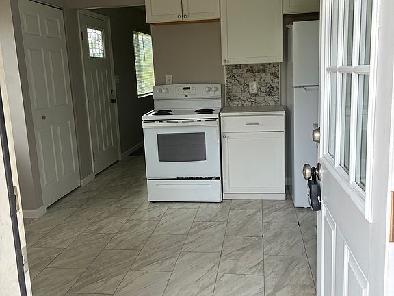 3rd image of 1378 Roberts Pl