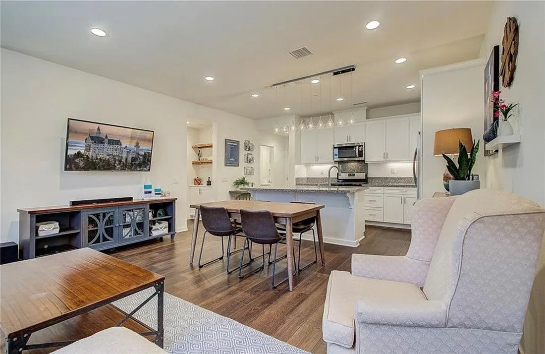 3 bed, 2.5 bath, 1440 sqft, $3,800 — Photo 4