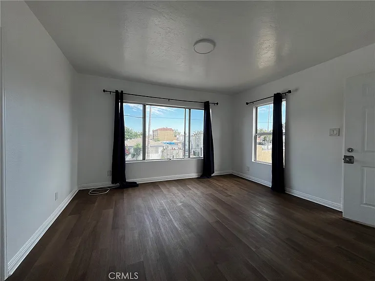 7215 S Van Ness Ave — Photo 1
