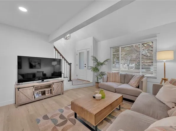 8819 Cottonwood St, Lenexa, KS 66215