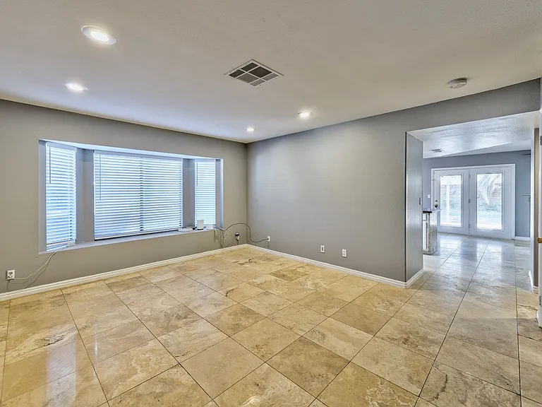 2078 Waverly Cir — Photo 2