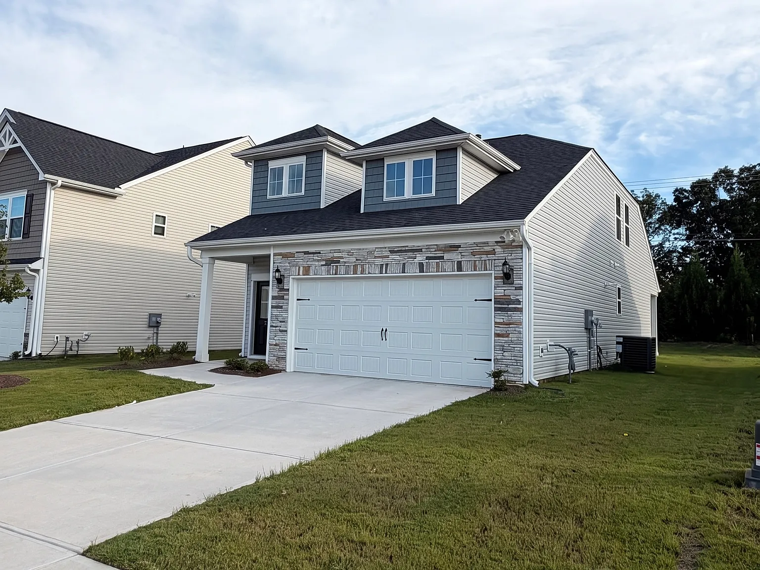 4 bed, 2.5 bath, 2046 sqft, $1,900 — Photo 2