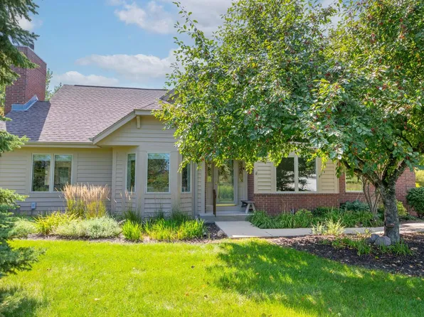 10820 N Essex DRIVE, Mequon, WI 53092