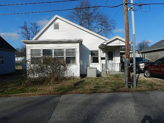 218 E Chestnut St photo 1