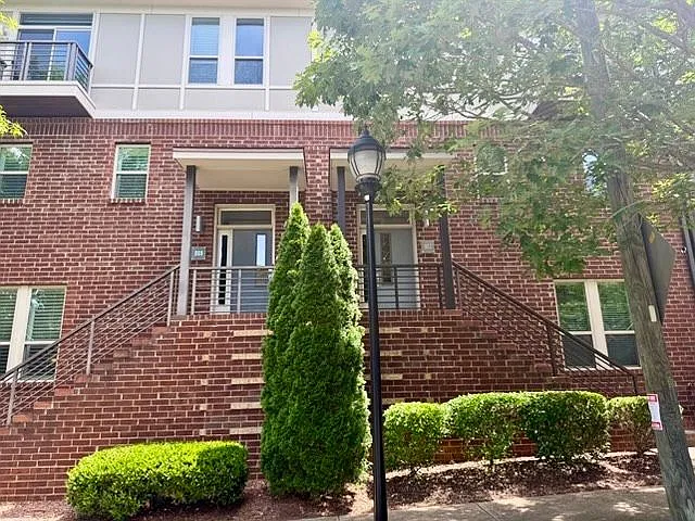 4 bed, 3.5 bath, 3030 sqft, $3,700 — Photo 2