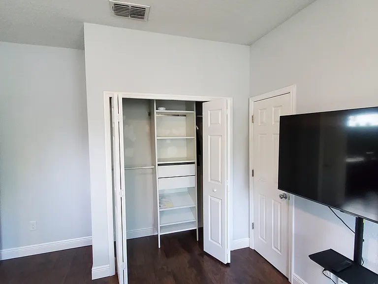 916 E North Bay St — Photo 11