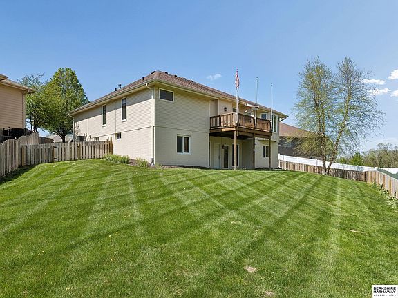 3rd image of 19601 Blaine Cir