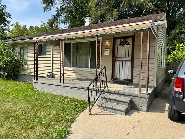 1346 Magnolia Dr — Photo 3