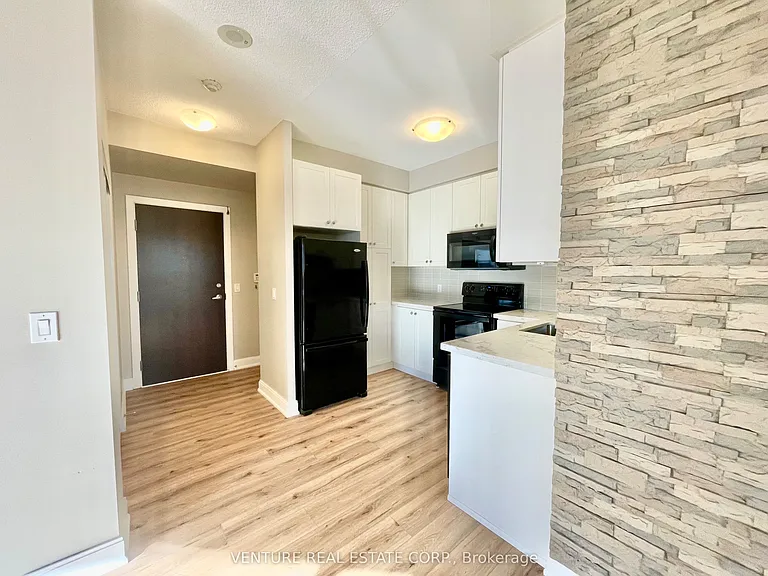 135 Village Green Sq #617 — Photo 6