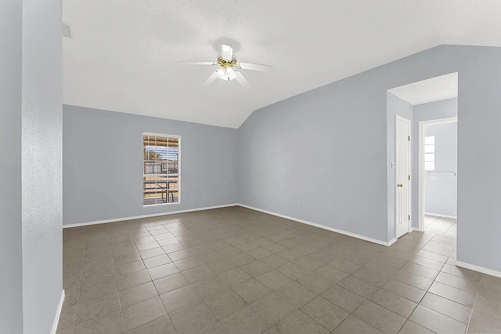 4 bed, 2.0 bath, 2422 sqft, $3,800 — Photo 4