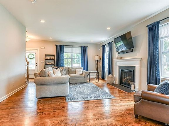5th image of 36 Laurel Cir