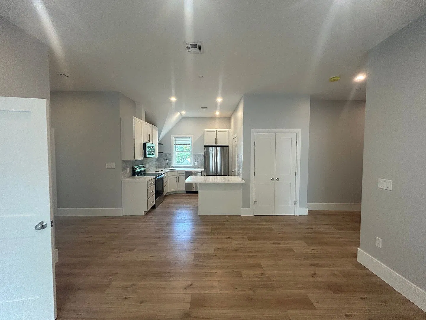 New Construction 3 Bed / 2 Bath in Allston In-Unit Laundry 10/1 — Photo 2