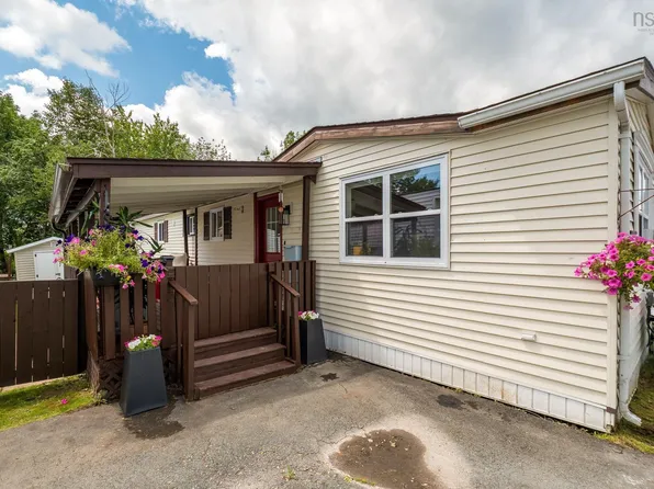 112 Hilltop Dr, Lower Sackville, NS B4C 2P5