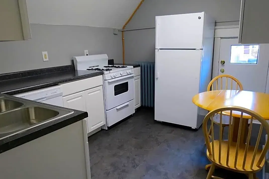 3 bed, 1152 sqft, $1,800 — Photo 4