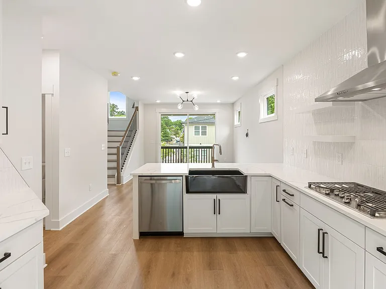1015 Grant St — Photo 6
