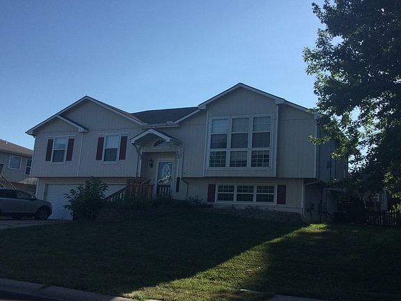 2nd image of 836 SW Country Hill Dr