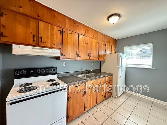 4th image of 221 Robert E Lee St #A