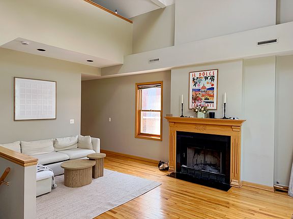 3rd image of 1463 N Leavitt St APT 3