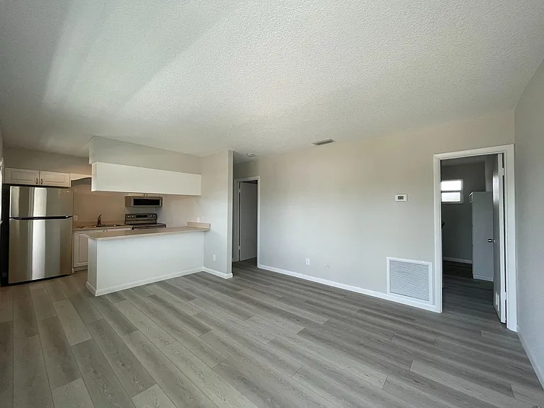 661 Hernando St — Photo 2