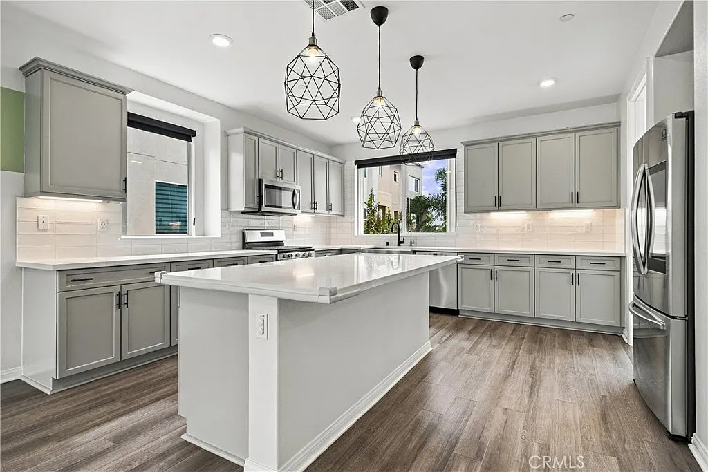 4 bed, 1880 sqft, $4,350 — Photo 2