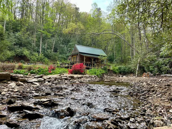 204 Rush Creek Rd, Fairview, NC 28730