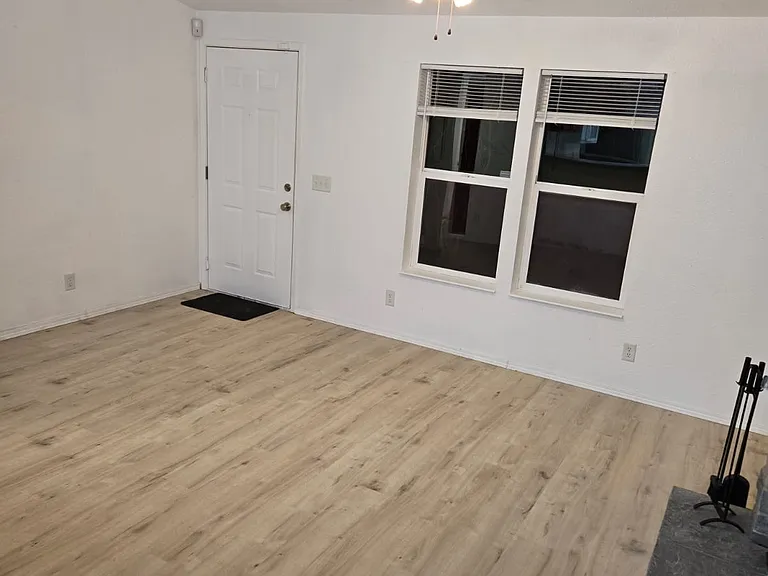 265 SE Port Ave — Photo 3