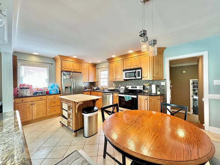323 E Lowry Ln — Photo 4