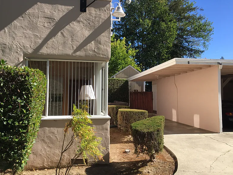 2046 Yale St — Photo 14