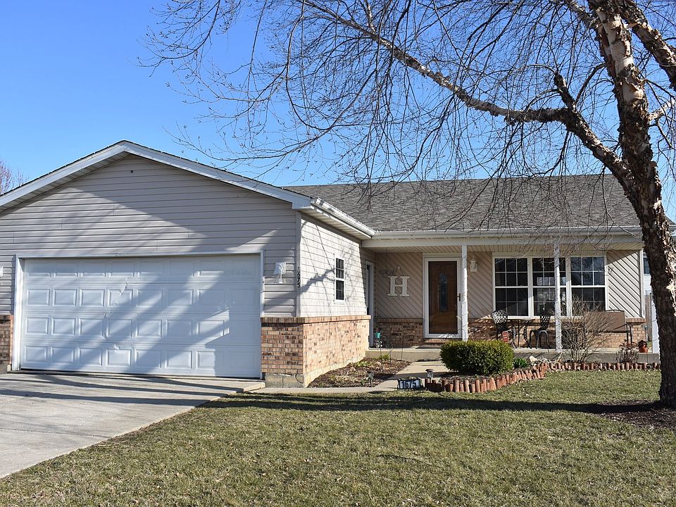 Brick & vinyl sided ranch with new roof & concrete driveway