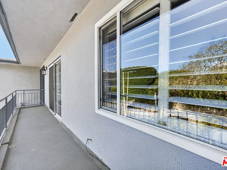1301 N Flores St #4 — Photo 31