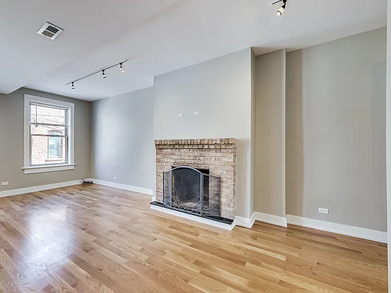 1914 W Crystal St #2R — Photo 4