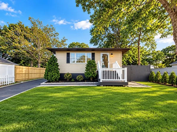 28 Roslyn Avenue, Selden, NY 11784