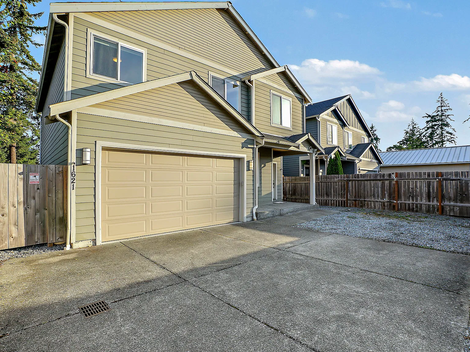 5 bed, 2.5 bath, 2196 sqft, $3,195 — Photo 2