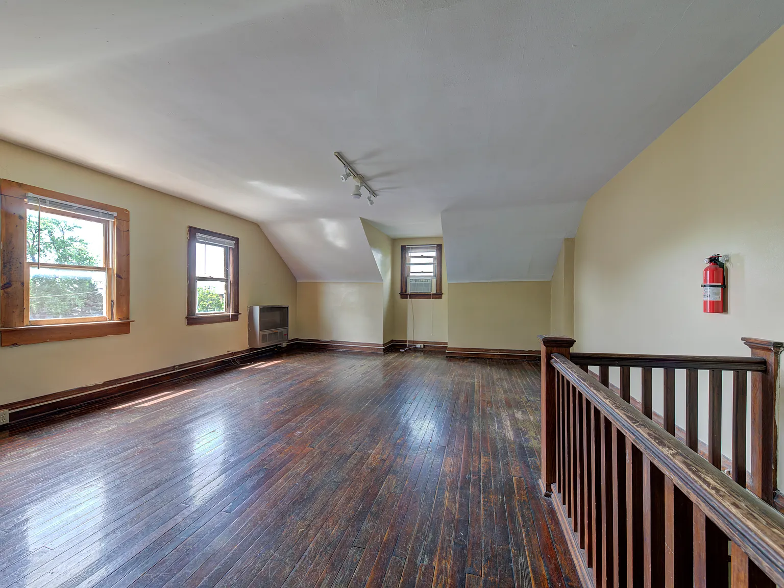 1638-1640 Indianola Ave — Photo 4