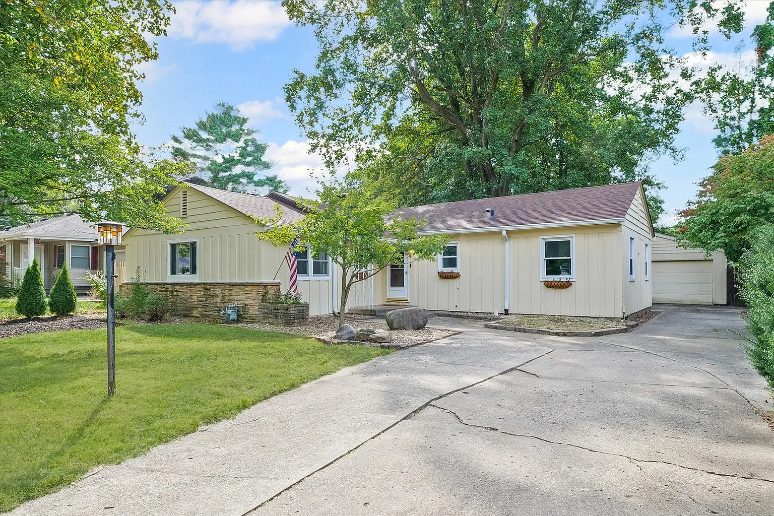 1607 Chevy Chase Dr photo 1