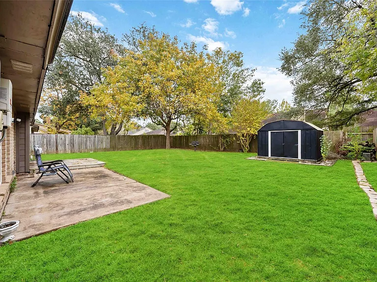 22419 Deville Dr — Photo 32
